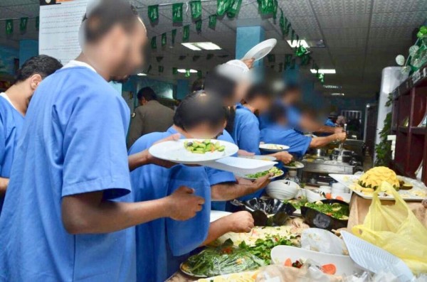 تجسيدًا للمحبة.. مائدة واحدة تجمع نزلاء سجون الشرقية