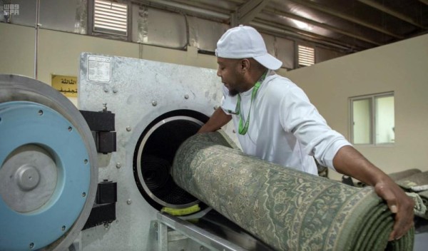 بالصور .. قصة سجاد المسجد الحرام  فى 40 عاماً 
