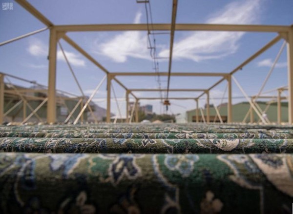 بالصور .. قصة سجاد المسجد الحرام  فى 40 عاماً 