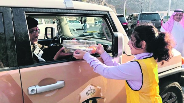 طالبات تعليم عسير يقدمن الإفطار لرجال الأمن