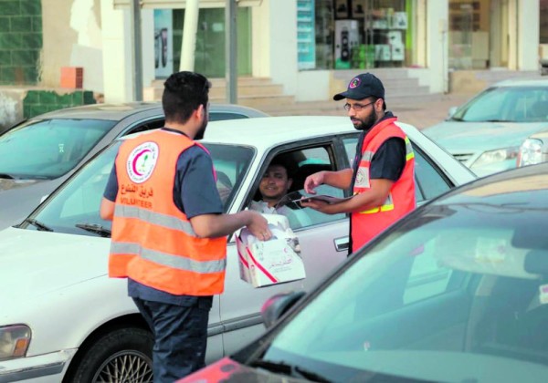 الهلال الأحمر بالباحة يوزع 600 وجبة إفطار