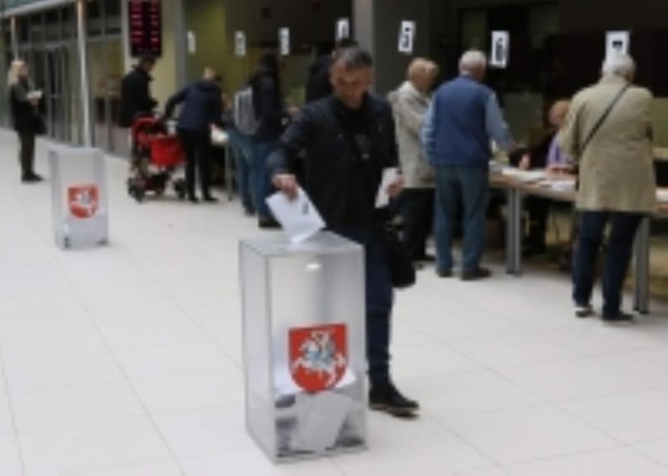 ناخبو ليتوانيا يصوتون لاختيار رئيسهم الجديد