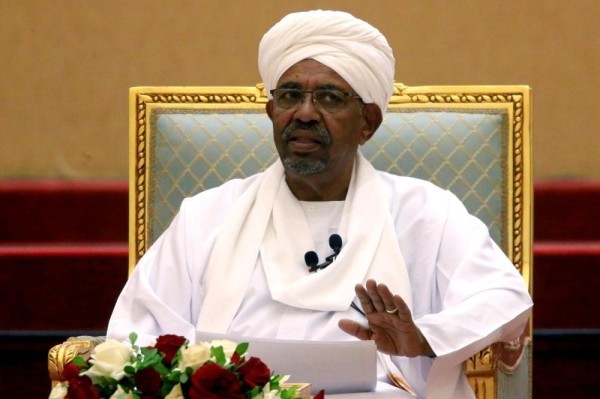 أسرة البشير تكلف 4 محامين للدفاع عنه