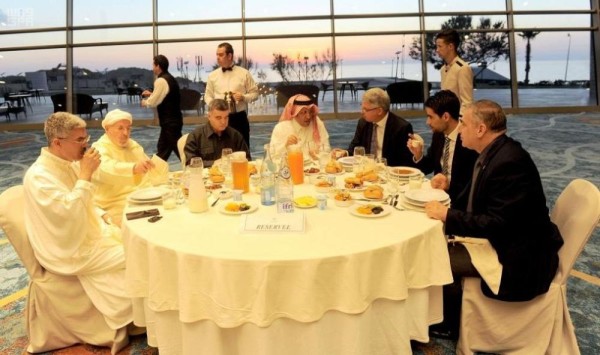 السفير في الجزائر يقيم مأدبة إفطار