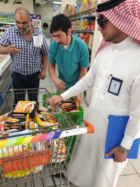 إغلاق 16 محلاً وإيقاف 34 عاملاً مخالفاً بالقطيف