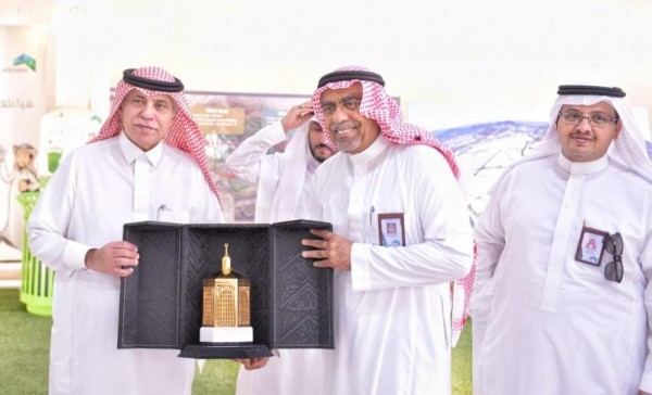 القصبي يسلم أول رخصة مباني سريعة بمكة