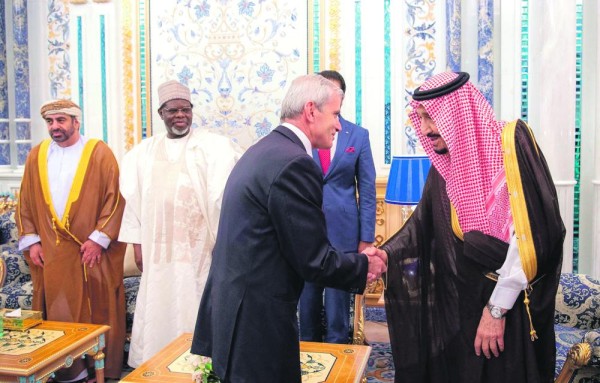 خادم الحرمين يستقبل رؤساء المجموعات الدبلوماسية