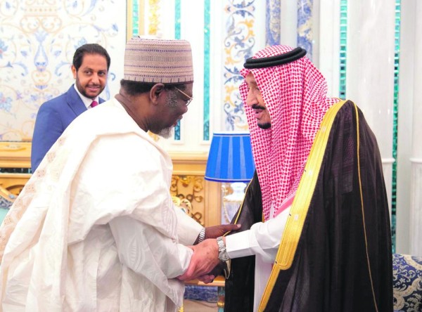 خادم الحرمين يستقبل رؤساء المجموعات الدبلوماسية