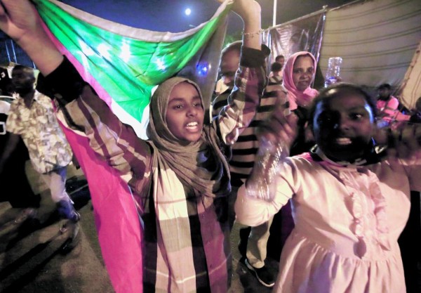 أحداث عنف تعلق لقاء «العسكري» و«القوى»