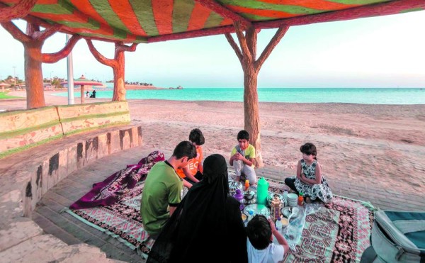 الإفطار يجذب الصائمين على شاطئ البحر