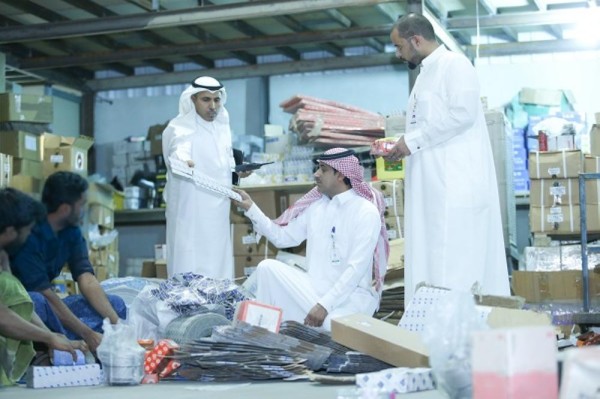 ضبط 6400 منتج مخالف بتبوك