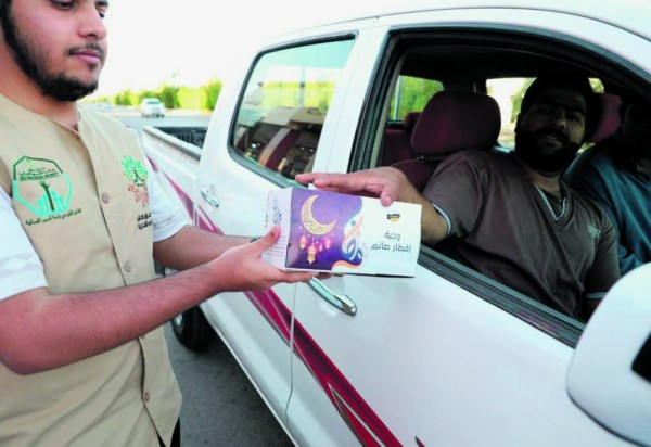توزيع 2000 وجبة إفطار على الصائمين في الطرقات