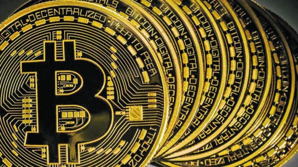 «بتكوين» تنخفض %20 بشكل مفاجئ
