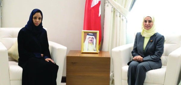 مثقفون بحرينيون يهدون إصداراتهم لرئيس مجلس النواب