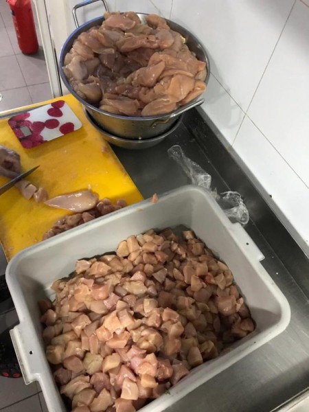 الخبر.. إتلاف ٣٠ كيلو مواد غذائية غير صالحة