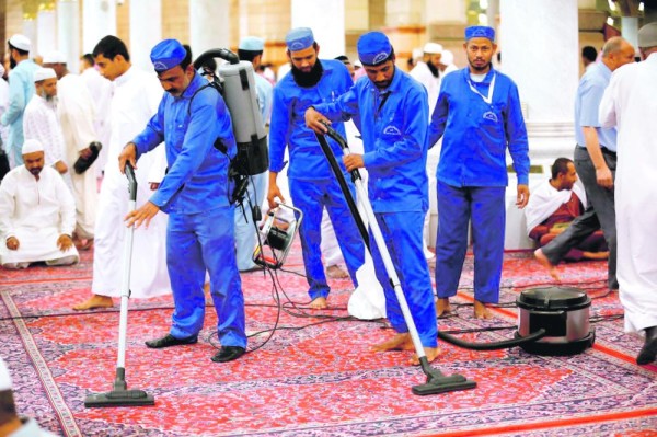رفع 90 طنا من النفايات يوميا بالمسجد النبوي