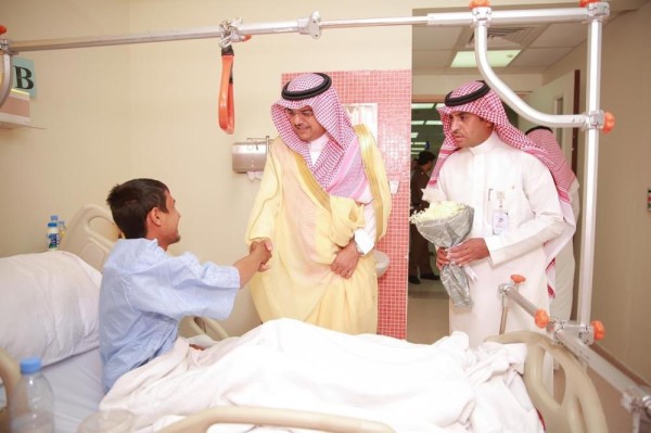 محافظ حفر الباطن يزور مرضى «المركزي»