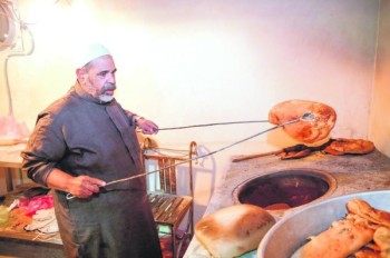 الخبز الأحمر يزين موائد الإفطار في الأحساء