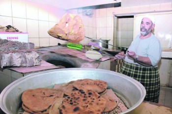 الخبز الأحمر يزين موائد الإفطار في الأحساء
