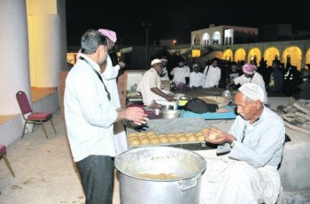 الخبز الأحمر يزين موائد الإفطار في الأحساء