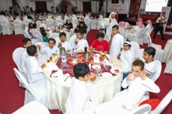 بالصور.. «جسر الملك فهد» تكرم أبناء شهداء البحرين