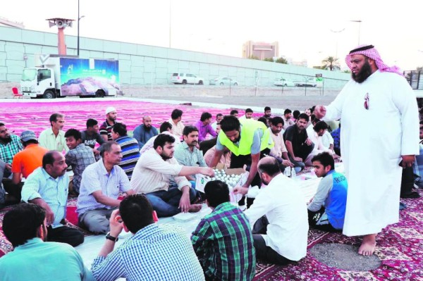 1575 ساعة تطوعية لتفطير الأجانب بالخبر