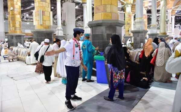 بالصور .. مواطنون في خدمة ضيوف الرحمن بالحرمين الشريفين