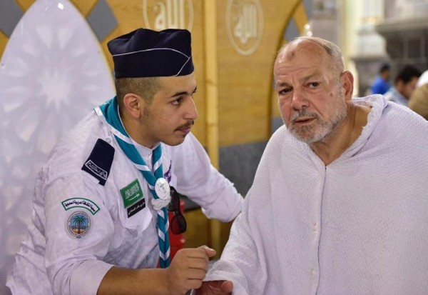 بالصور .. مواطنون في خدمة ضيوف الرحمن بالحرمين الشريفين