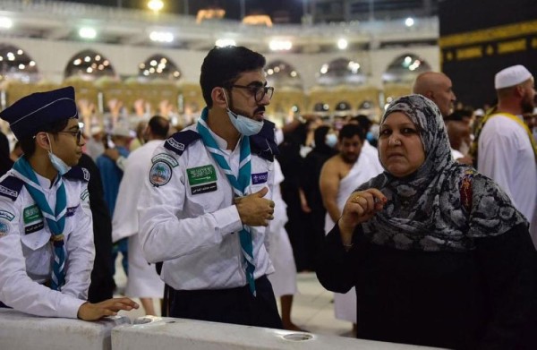 بالصور .. مواطنون في خدمة ضيوف الرحمن بالحرمين الشريفين