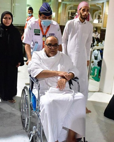 بالصور .. مواطنون في خدمة ضيوف الرحمن بالحرمين الشريفين