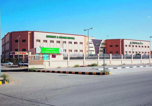 تدخل جراحي ناجح لإنقاذ سيدة وتوأمها بحفر الباطن