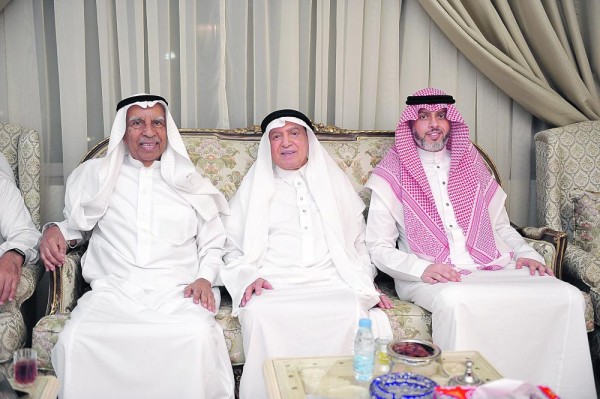 بهجة اللقاء ترسم ملامحها على ضيوف «مجلس بوخمسين»