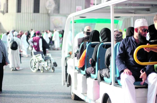 «الجولف» تنقل كبار السن للمسجد الحرام