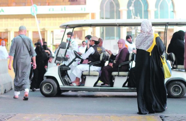 «الجولف» تنقل كبار السن للمسجد الحرام