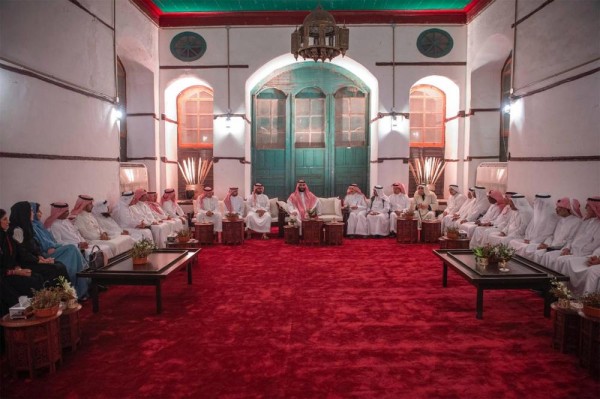 ولي العهد يلتقي مجموعة من المثقفين السعوديين