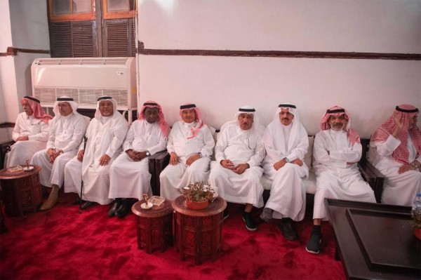 ولي العهد يلتقي مجموعة من المثقفين السعوديين