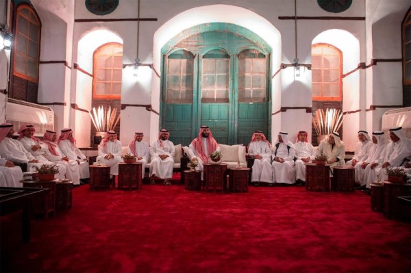 ولي العهد يلتقي مجموعة من المثقفين السعوديين