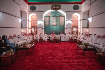ولي العهد يلتقي مجموعة من المثقفين السعوديين