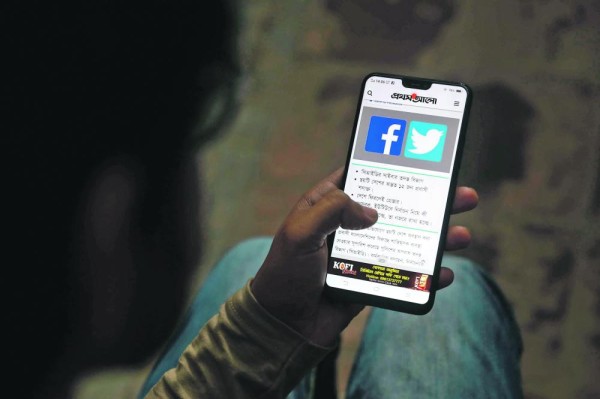 «فيسبوك» يغرق في الحسابات الوهمية