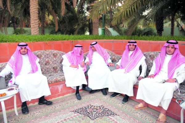 تواصل دائم بمجلس «الحماد» يجمع الأسرة والأصدقاء