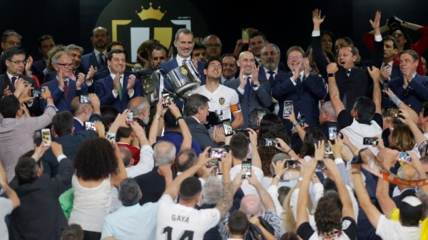 فالنسيا يعمق جراح برشلونة ويتوج بكأس إسبانيا