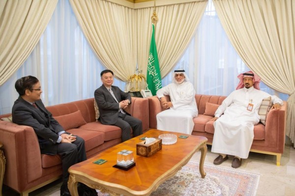السفير الصيني يطلع علي تجربة ينبع الصناعية