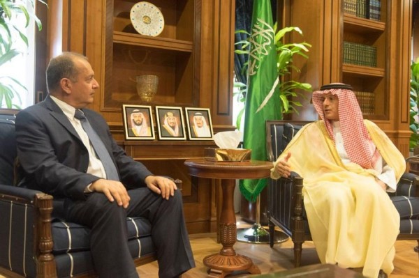 الجبير يستقبل السفير البريطاني بالرياض