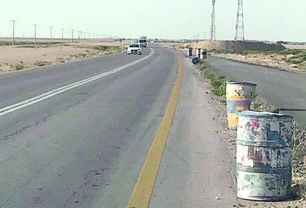 براميل مقاول متعثر تهدد سالكي طريق النعيرية - عريعرة