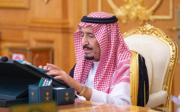 خادم الحرمين يرحب بالمشاركين في القمم الثلاث