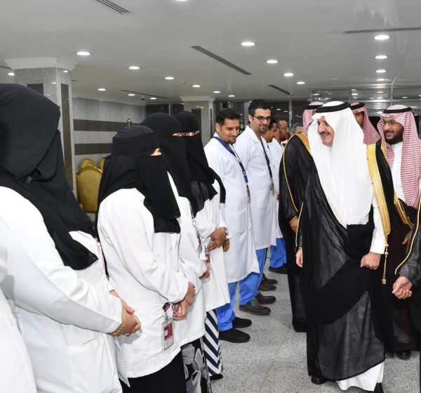 أمير الشرقية يزور مرضى مستشفى «جامعي الخبر»