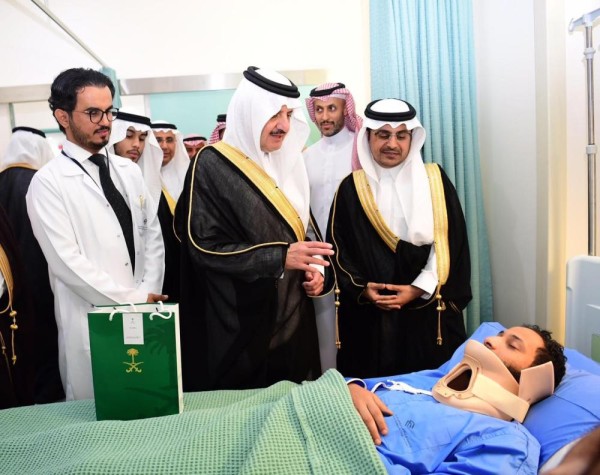 أمير الشرقية يزور مرضى مستشفى «جامعي الخبر»