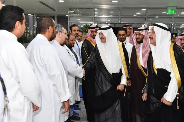 أمير الشرقية يزور مرضى مستشفى «جامعي الخبر»