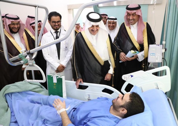 أمير الشرقية يزور مرضى مستشفى «جامعي الخبر»