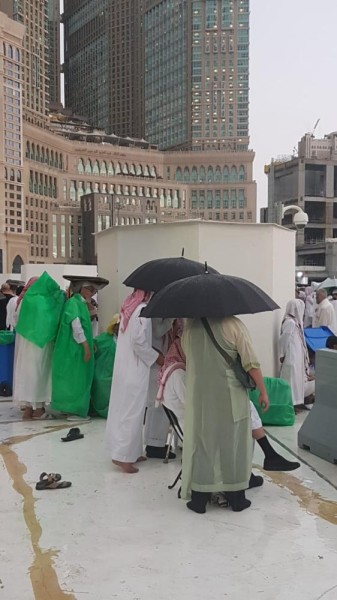 بالصور.. الأمطار تنعش زائروا البيت الحرام
